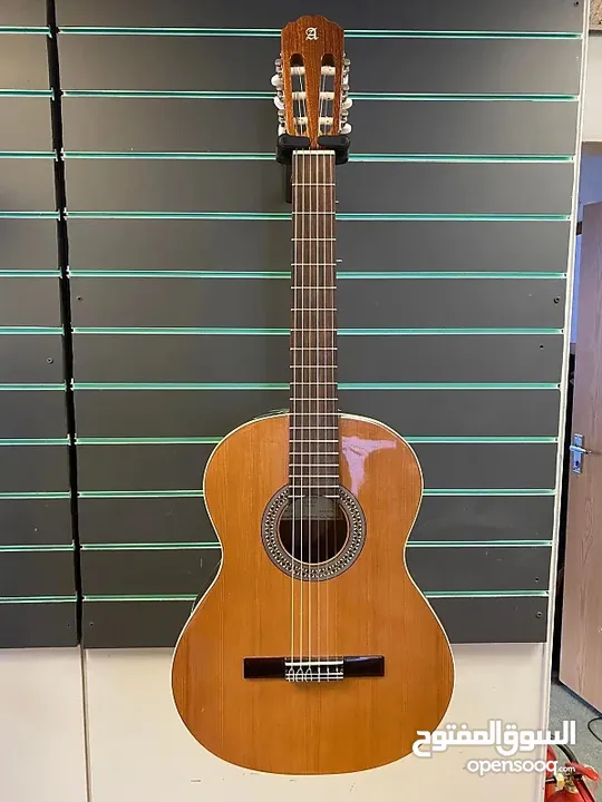 Alhambra c2 guitar classic