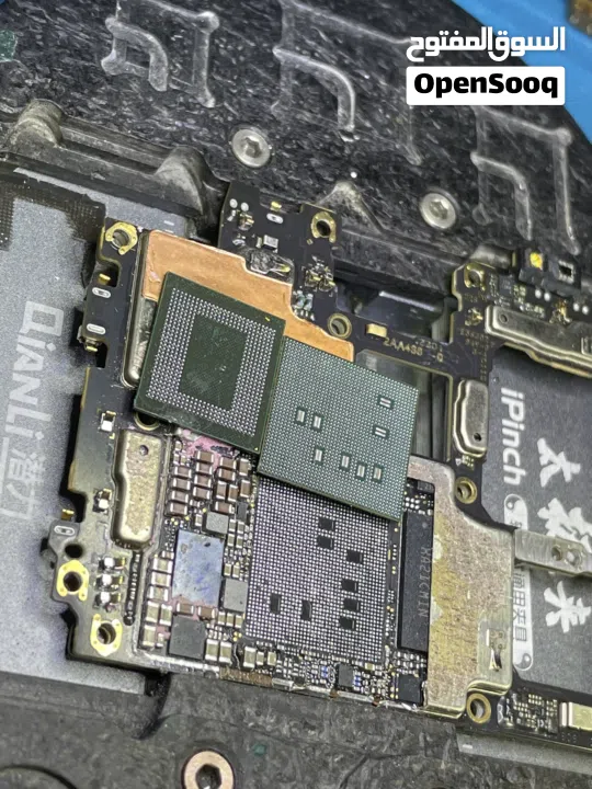 خدمة تصليح الهواتف و الايباد  متوفر شاشات وجميع قطع الغيار بأسعار الجملة ضمان على جميع الخدمات