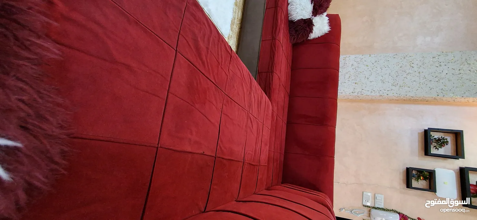 كورنر لون أحمر للبيع