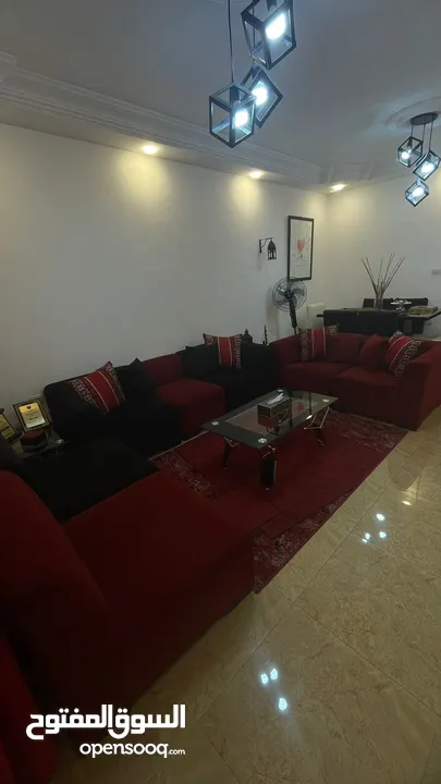 يوجد طقمين كنب للبيع مع الغساله شبه جديده لايوجد توصيل ملاحظة وأخد موجد بي حي نزال والثاني  ض الرشيد