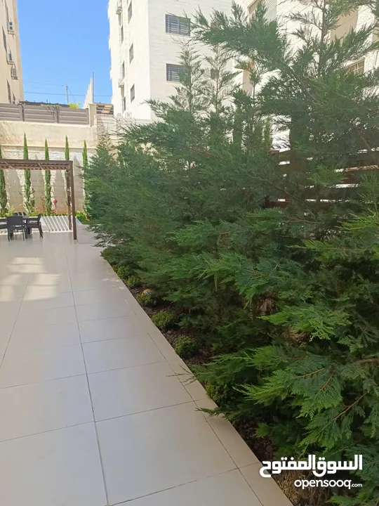 شقة فاخرة بإطلالة  مميزة بارقى مناطق عمان الغربية الجبيهة ارضي واخير مع رووف وطوابق