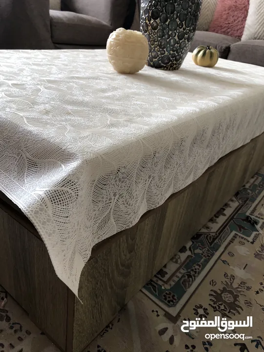 طاولة صالة بالون ابيض و خشبي مع تصميم يناسب جميع الديكورات يمتاز بسهولة التنظيف و يحتوي على خزانتين