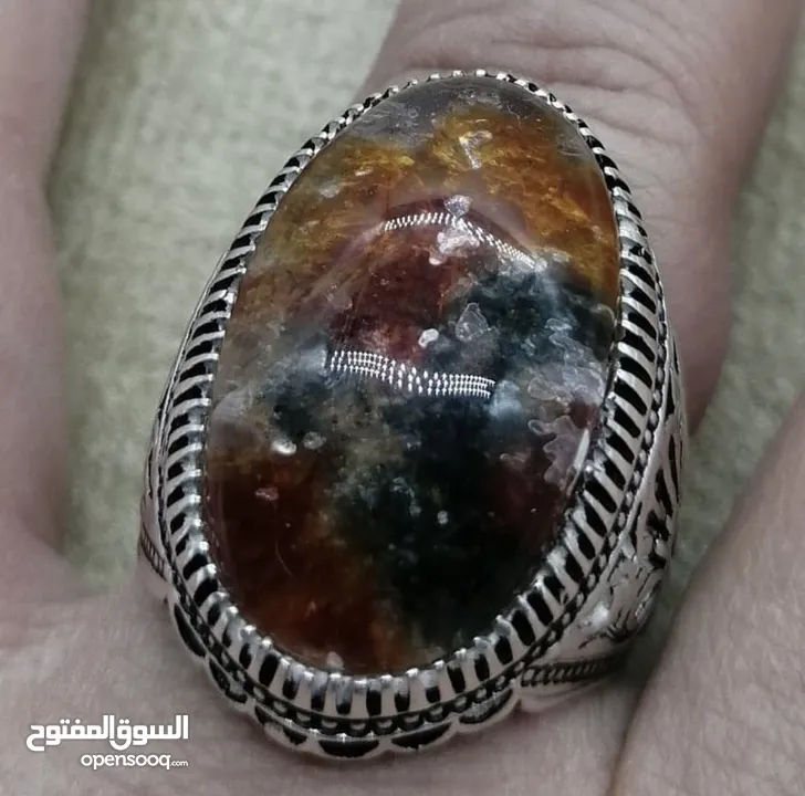 خاتم فضة من العيار الثقيل عيار 925 فعلي متوج بتحفة من الدر النهري التي لن تتكرر