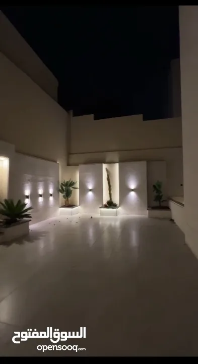طابق ارضي 250 م +160 حديقه و ترس عبدون بقرب سفاره اوكرانيا و تاج مول تشطيبات فندقي فخمه حديثه