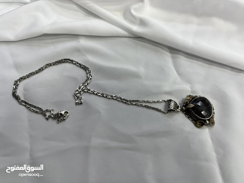 ‎السنسال الفضي الإيطالي عيار *925* مع التعليقة الفضية بحجر *اللابرادوريت التركي* بوزن *21.77