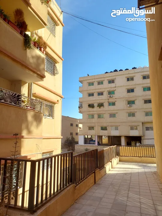شقة للبيع في الزرقاء شبه طابق ارضي خمس درجات للطابق الاول موقع مميز، الله يطرح البركة لصاحب النصيب.