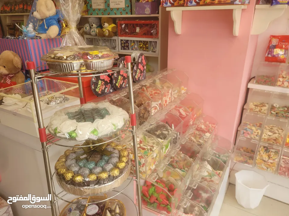 محل شوكولاته وعصائر ومناسبات لبيع كامل بالبضاعه والاجهزة