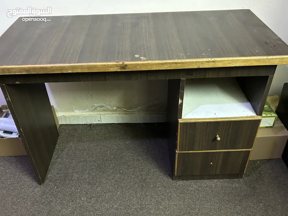 طاولة مكتب خشب صغير للبيع بحالة ممتازة - Opensooq