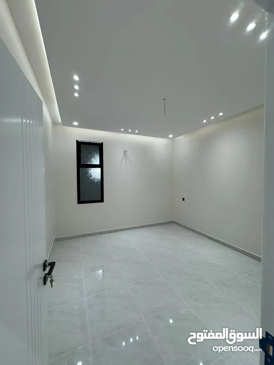 شقه للأيجار تبوك   حي اليرموك  دور ارضي  مكونه من  مداخل خاصه  حوش واسع  5غرف منها غرفة نوم ماستر  ص
