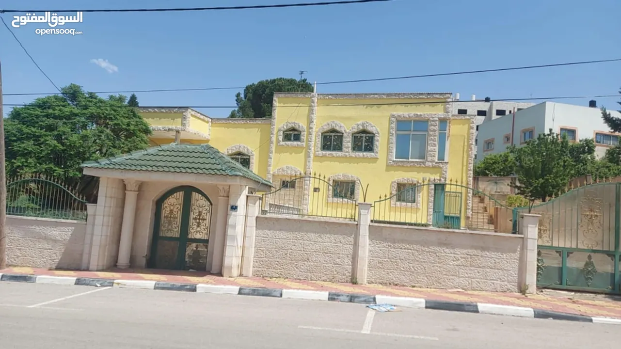 فيلا من الطوب والحجر مكون من طابقين