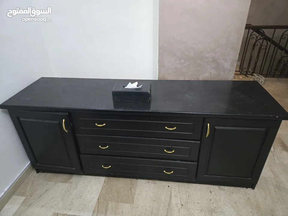 طقم كنب 7 مقاعد و طقم سفرة 8 مقاعد مع درسوار خشب تفصيل بحالة ممتازة