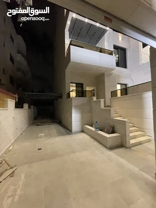 شقة طابق ارضي مدخل مستقل للبيع جنوب الراهبات مساحة 165 متر مع حديقة وكراج خاص قرب كلية غرناطه