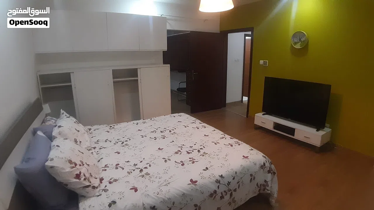 شقة كبيرةمفروشه في الجفيرمن غرفتين تملك حر للبيع