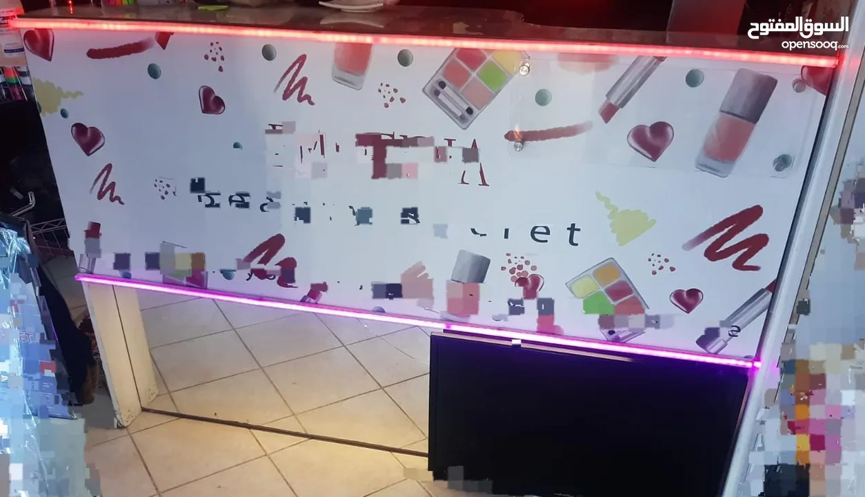 وحدات رفوف خشب  وكاونترات للبيع مستعمل في حالة الجديد