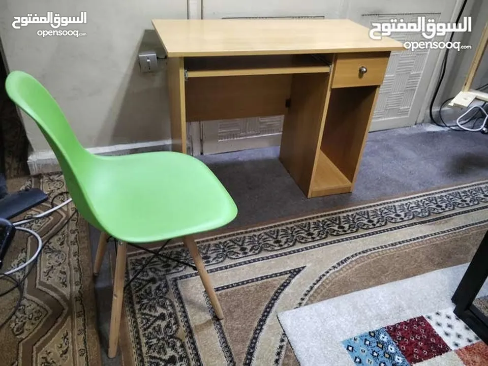 طاولة مكتب مع كرسي مميز بسعر مغري 30دينار