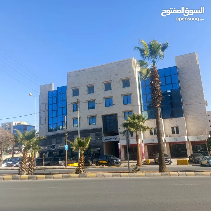 مكتب مميز مساحة 300 متر مربع للايجار بسعر مناسب