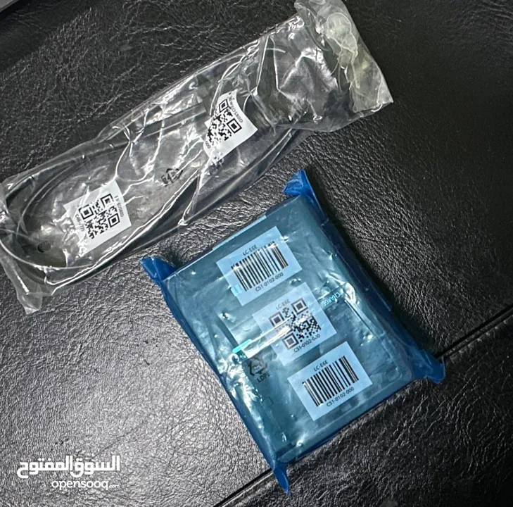 للبيع علبه الكاميرا و عدسة EOS 80D