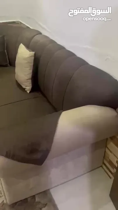 طقم كنب للبيع لون بني وبيج استعمال بسيط مع الطاولات والبرداي