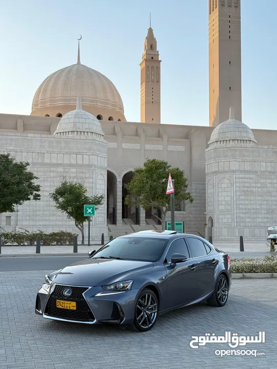 لكزس is 350 F sport دفريشن أصل موديل 2020 داخلية احمر وكالة وحادث بسيط