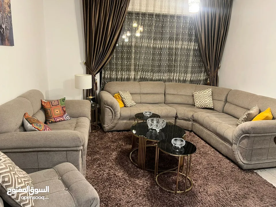 طقم كنب من دون ستائر ومن دون سجاد وا طاولة شبه جديد نظيف جدا جدا