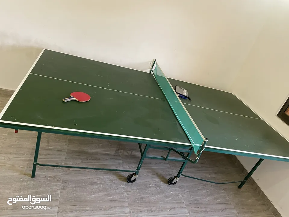 طاولة تنس بحالة ممتازة للبيع بسعر مميز