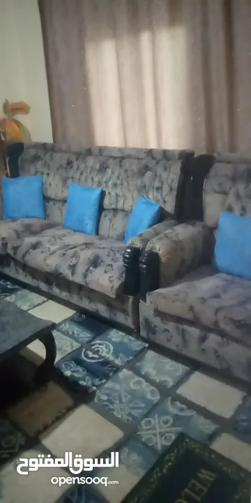 كنب للبيع مع طاولاته