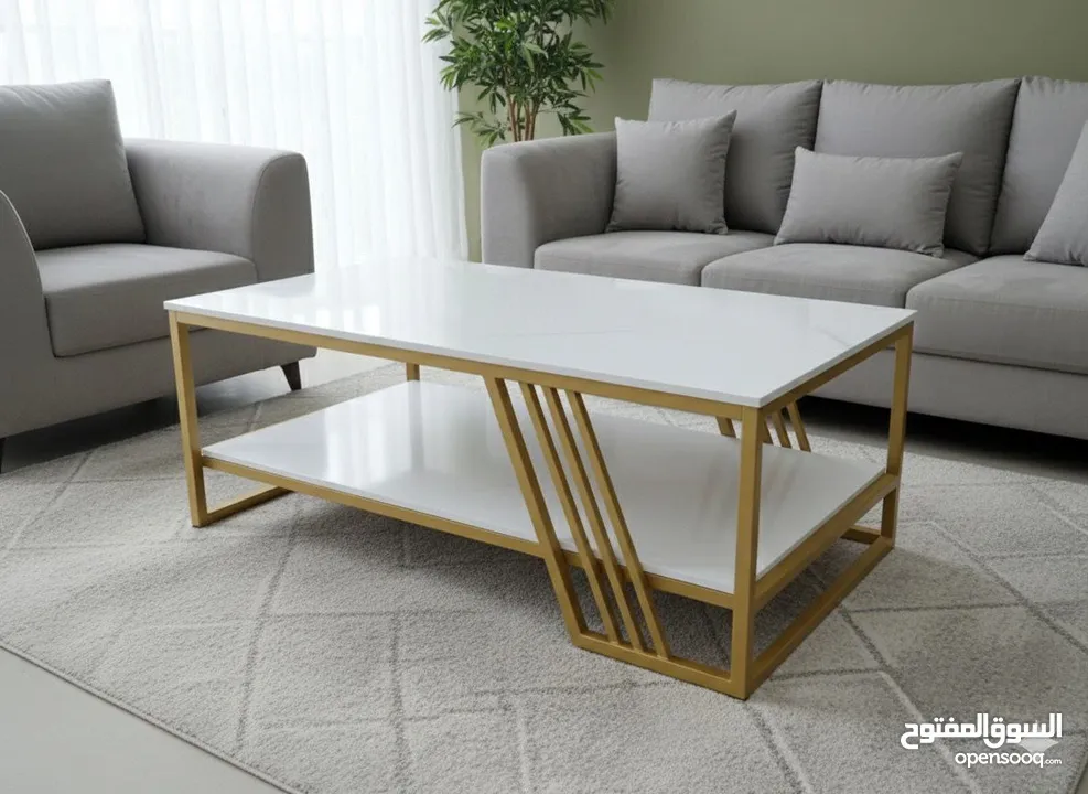 طاولة قهوة عصرية بتصميم فاخر تجمع بين الأناقة والعملية لتضيف لمسة جمالية راقية لغرفة المعيشة.
