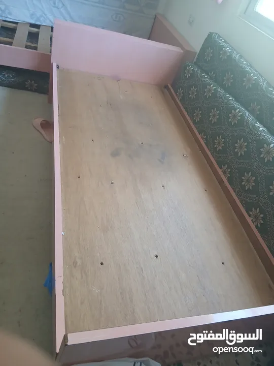2 تخت بلون الزهري بحاله جيده جدا