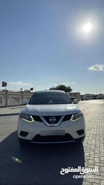 White Nissan x-trail 2015 model 7 seater GCC 228km for sale