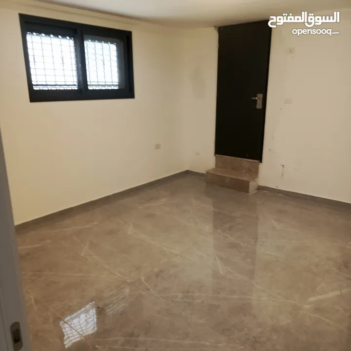 للبيع في عابود شاليه مساحة واسعة