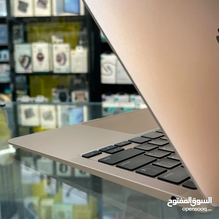 MacBook air 2020 M1 Chip بحالة جيدة جدا