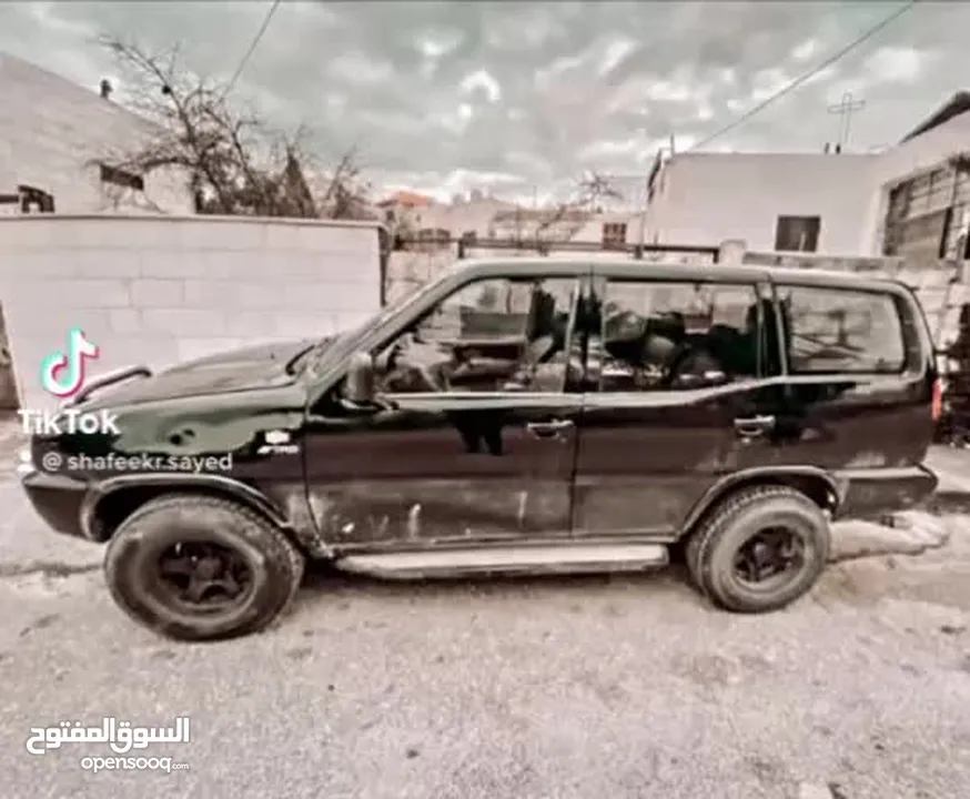 نيسان تيرانو 1995