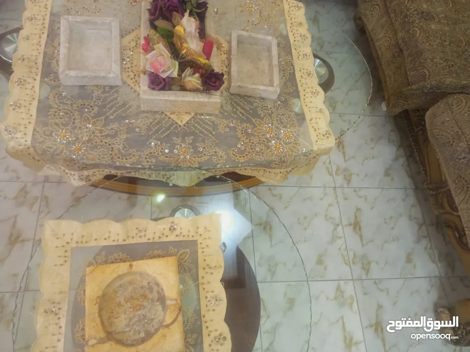 كنبايات مع طاولاتها