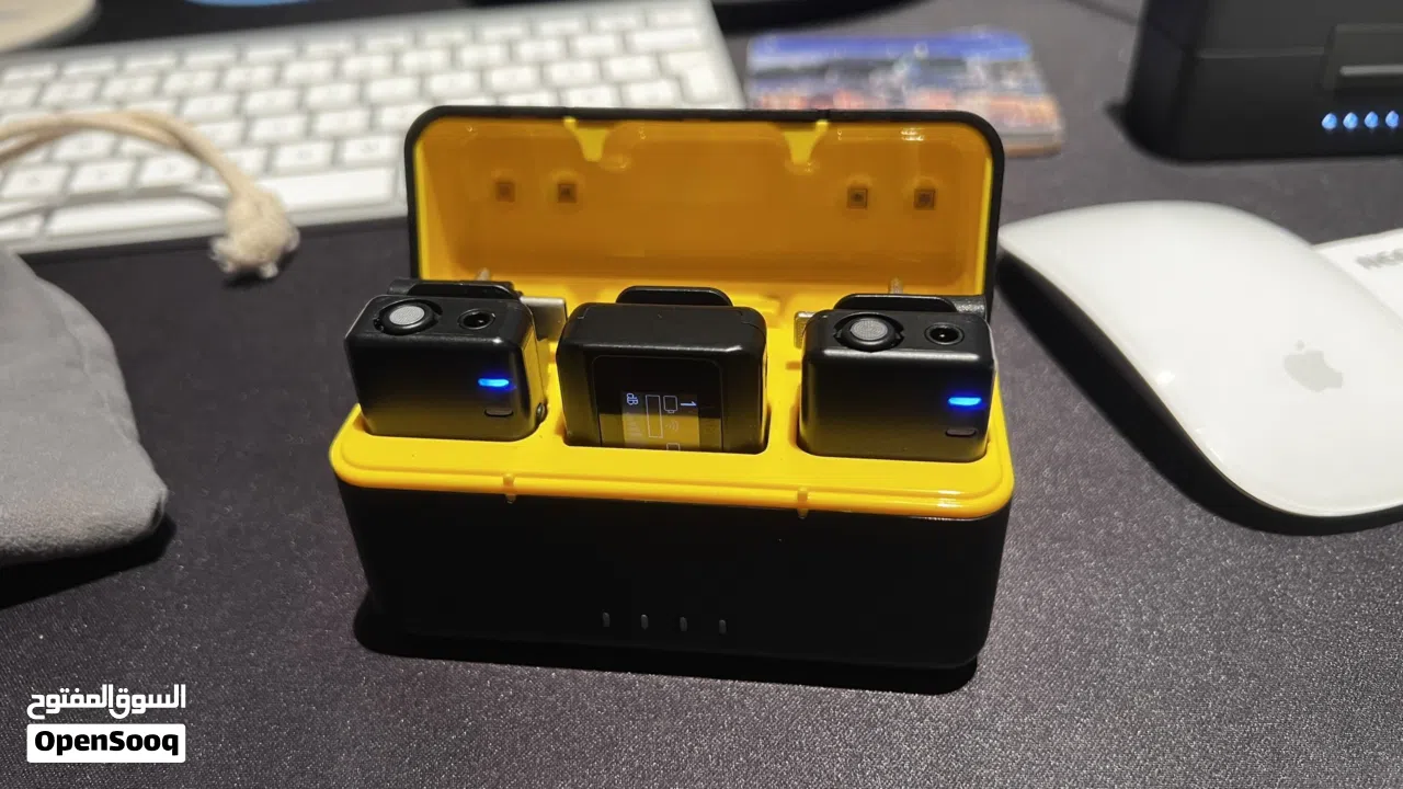 The brand is NEEWER and the model is CM28 Microphone