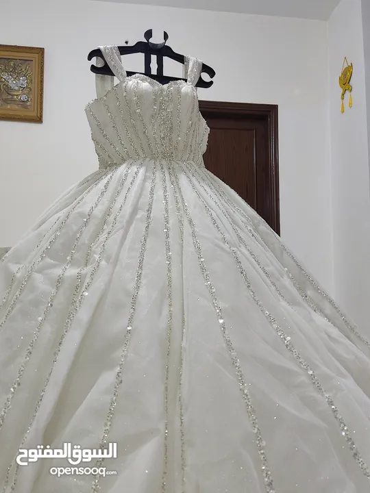 بدلة عاروس ابيض نظيف