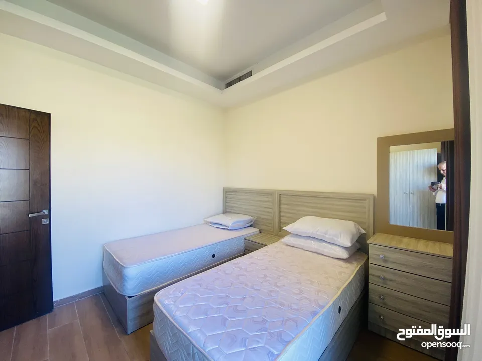 شقة فاخرة بعبدون بإطلالة مفروشة غرفتين نوم للإيجار السنوي. Fancy 2 bedroom apt for rent