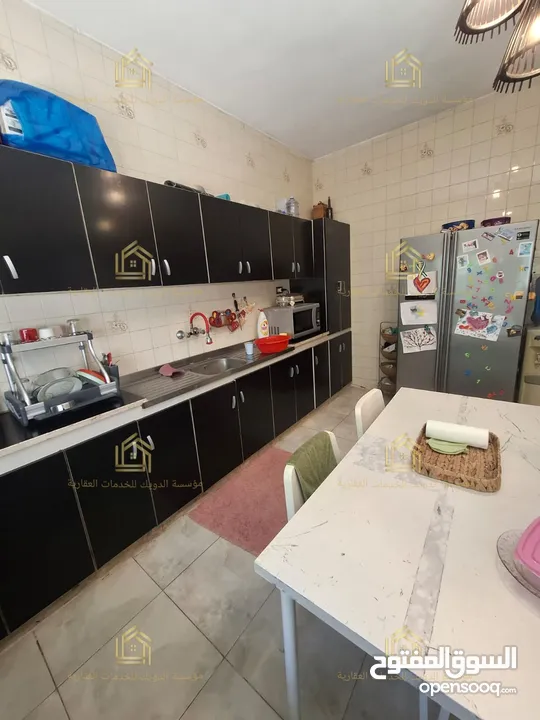 شقة مميزة أرقى واجمل مناطق عبدون مع حديقة بمساحة 300م