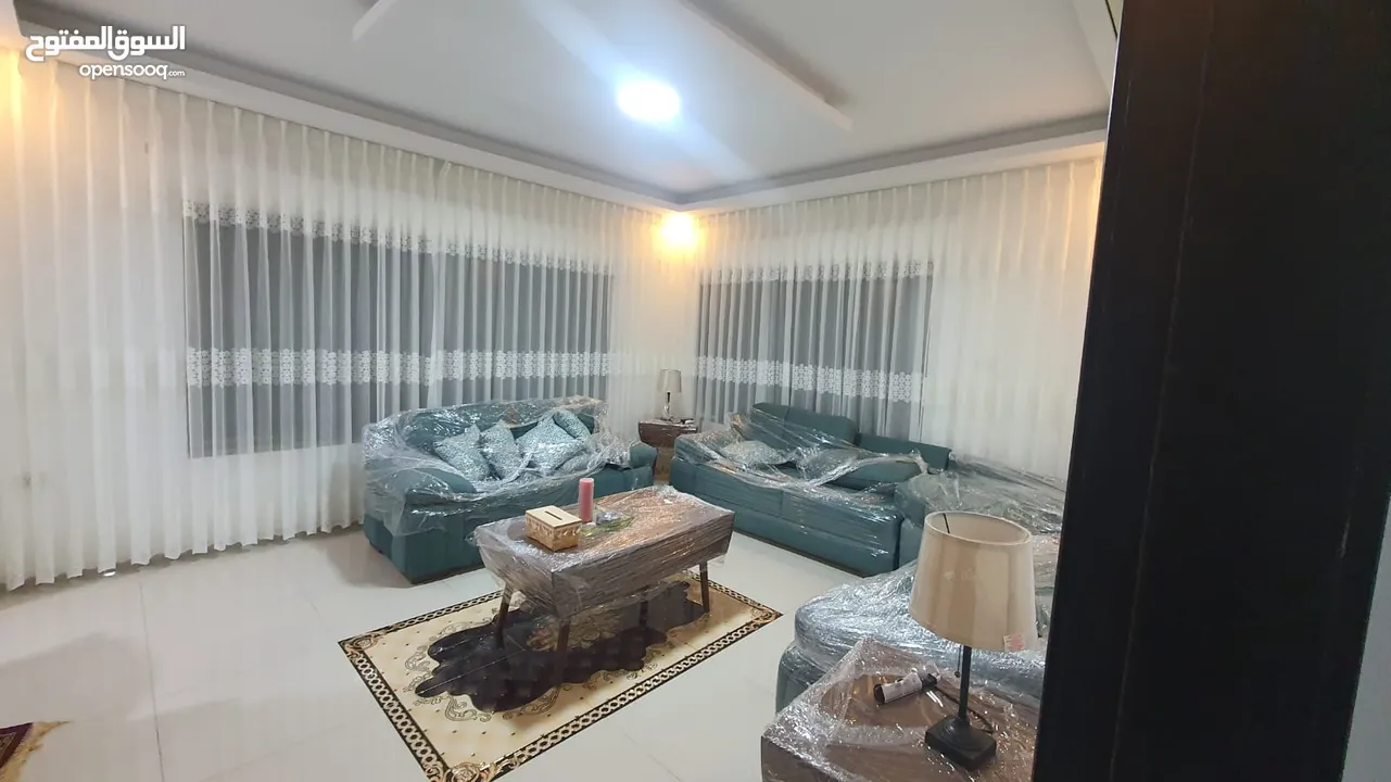 شقة مفروشة بالكامل لم يتم استخدامها من قبل للبيع, ثلاث غرف نوم واحدة ماستر، إطلاله مميزة مكان عائلي