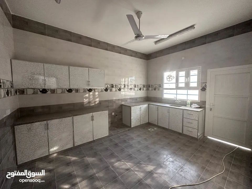 فلل جديدة بموقع مميز بالحيل الشمالية للإيجار New villas in alhail North for rent