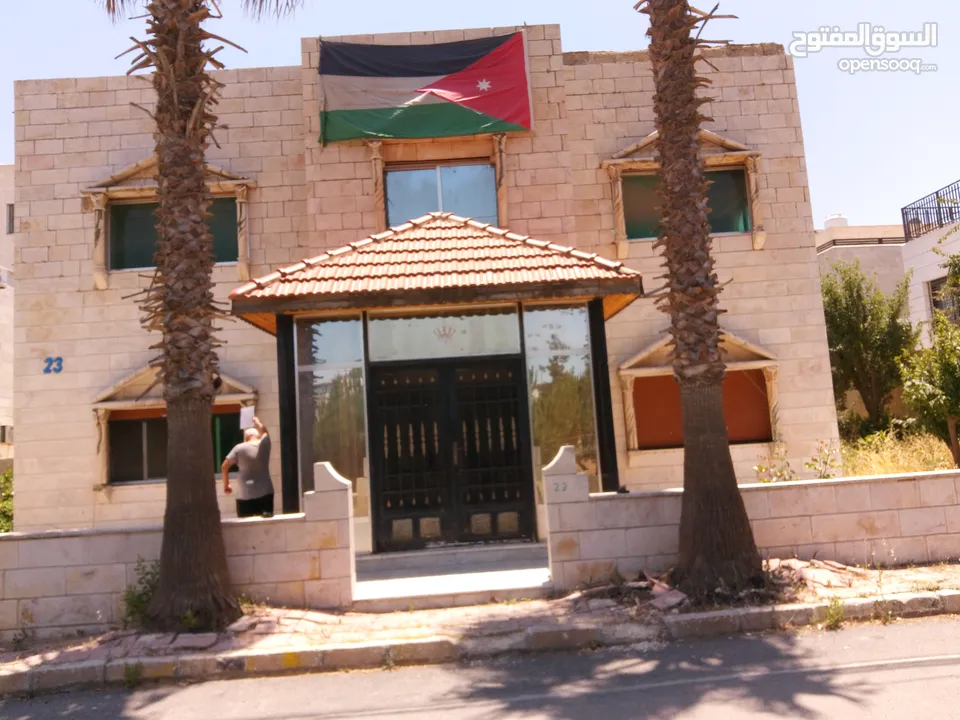 شبابيك المنيوم و ابواب و تراس خارجي وأبواب خشب داخليه وخارجية وأبواب حديد  رئيسية..