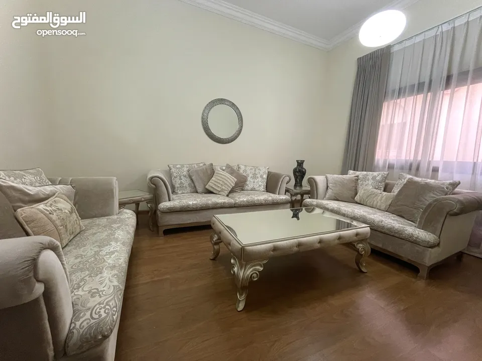 طقم كنب بحالة ممتازة  - Sofa Set in Excellent Condition