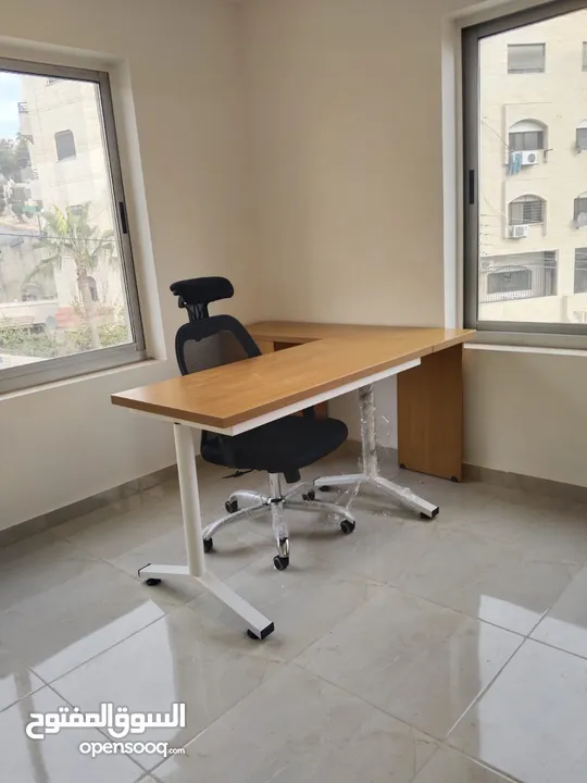 مكاتب مميزة  ارجل معدنية
