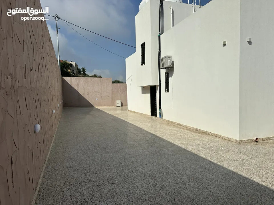 بيع بيت مستقل (فيلا) بالسلط  دعم الغزالات ,ام جوزة، تشطيبات فاخرى، بناء 230م ترسات 400م ,900م ارض