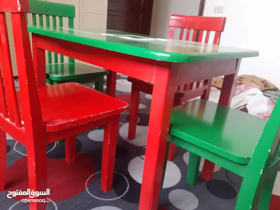 طاولة للاطفال مع 4 كراسي تفصيل استعمال بسيط