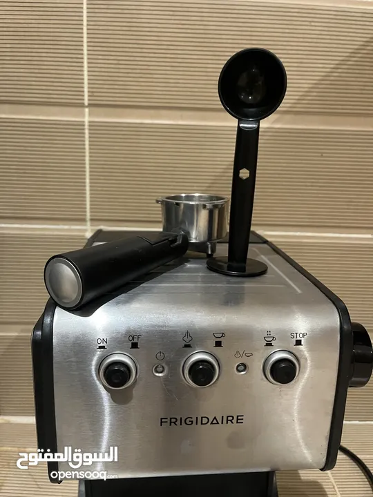 مكينة FRIGIDAIRE مستعمله موجوده مع اغراضه تسوي كل المشروبات اللون فضي