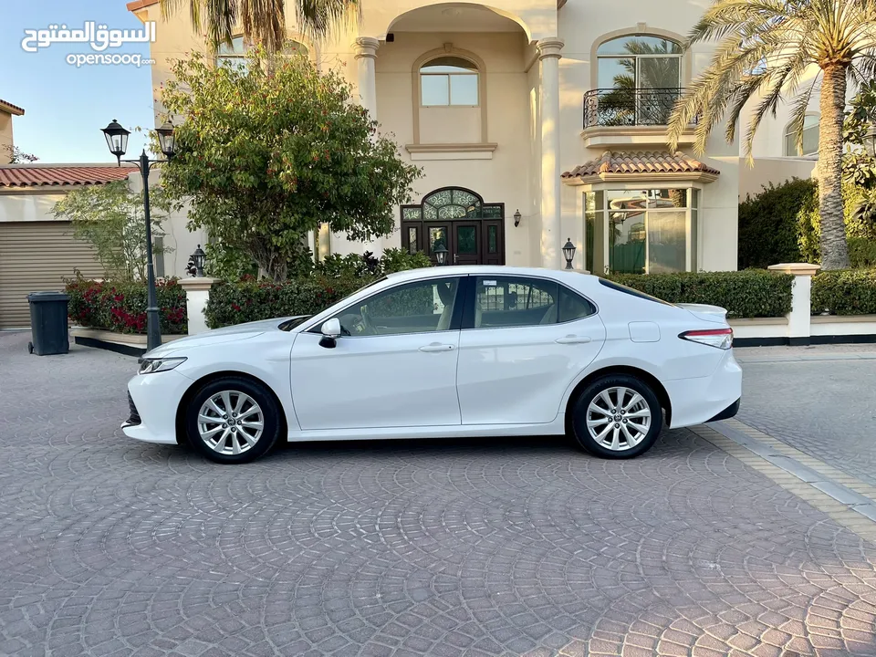 2020 Toyota Camry LE (98,000km) clean car