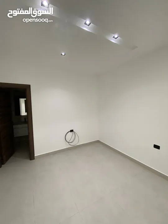 شقق فاخرة 240 متر و 200 متر 4 نوم و 3 نوم بتشطيب فاخر وبسعر مميز في أجمل مناطق طريق المطار البنيات