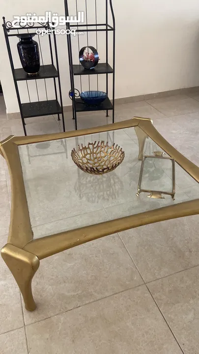 طاولة وسط كبيره باللون الذهبي