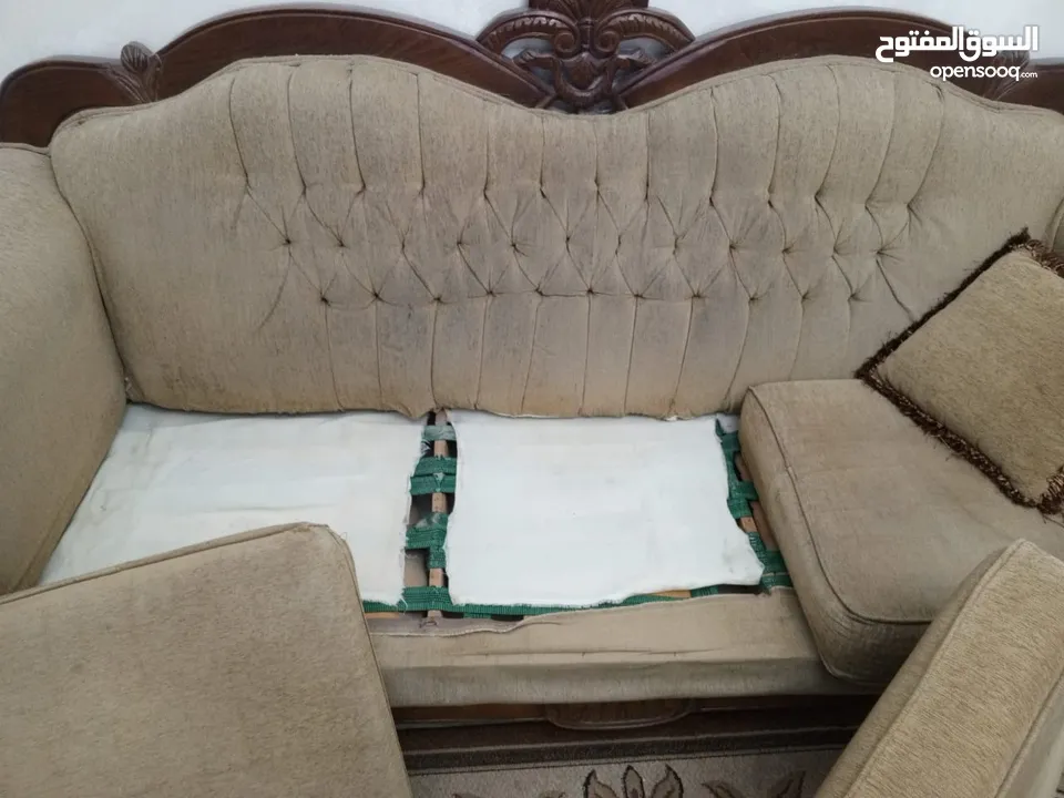 طقم كنب مستعمل بحاجة قشاطات وخياطة القماش وتنظيف  للبيع بسعر مناسب