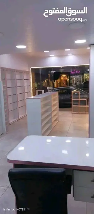 ديكور محل اكسسوارات خشب  يصلح لعدة مصالح مع ستاندات حديد وخشب وهوكات بحالة الجديد